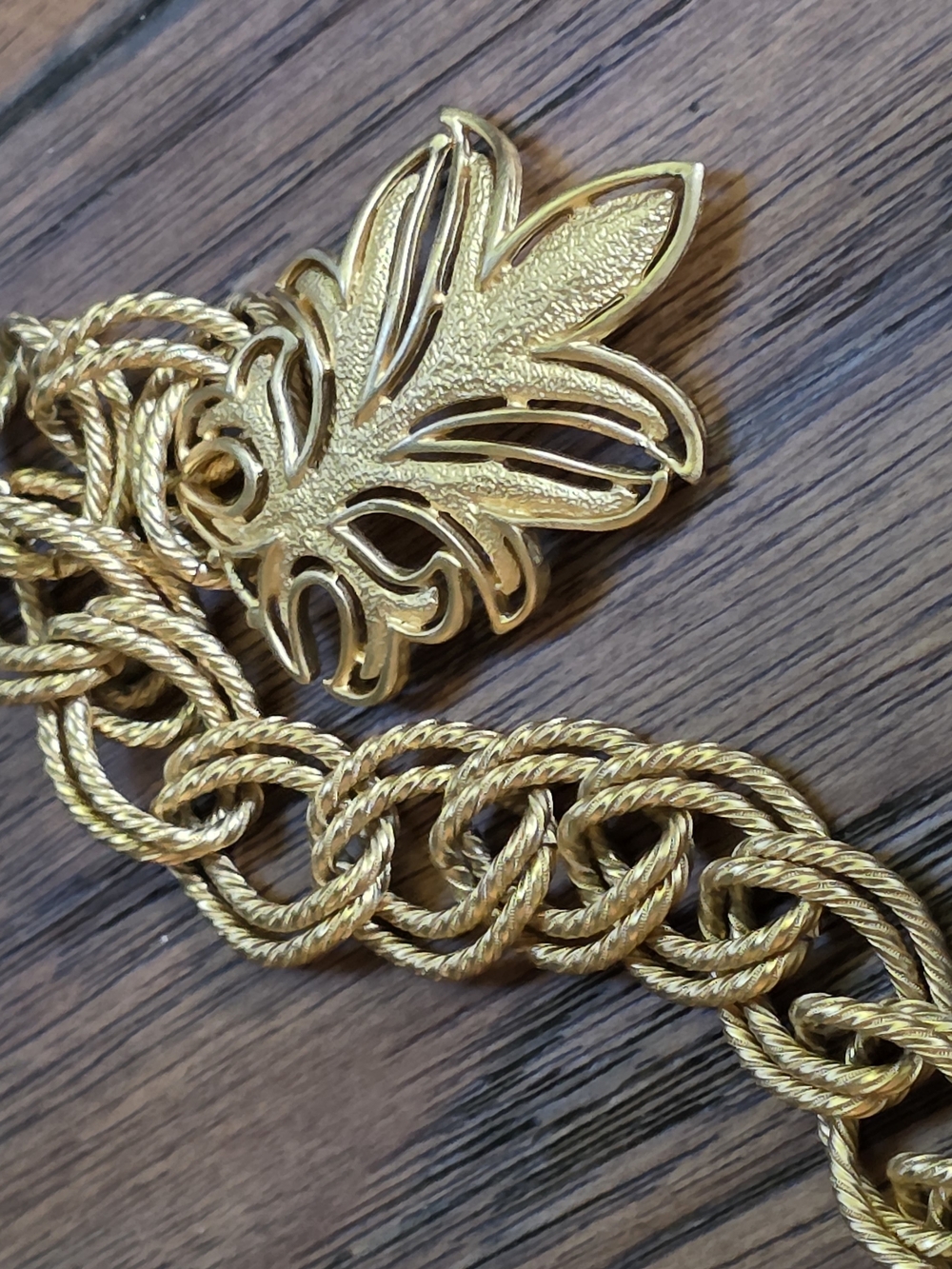Gold Leaf Motif Rope Chain Necklace - St. John